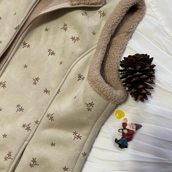 Fleece Vest with a Suede-like Feel - Picture 5 of 9